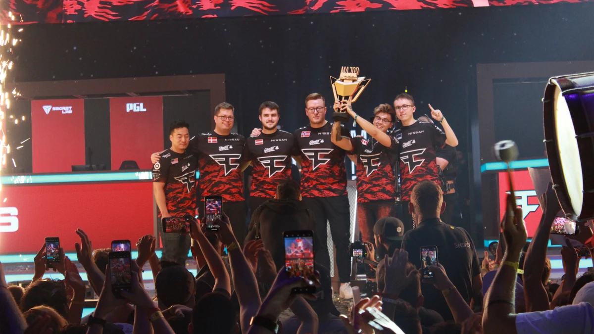 FaZe Clan поднимают трофей PGL Major Antwerp 2022