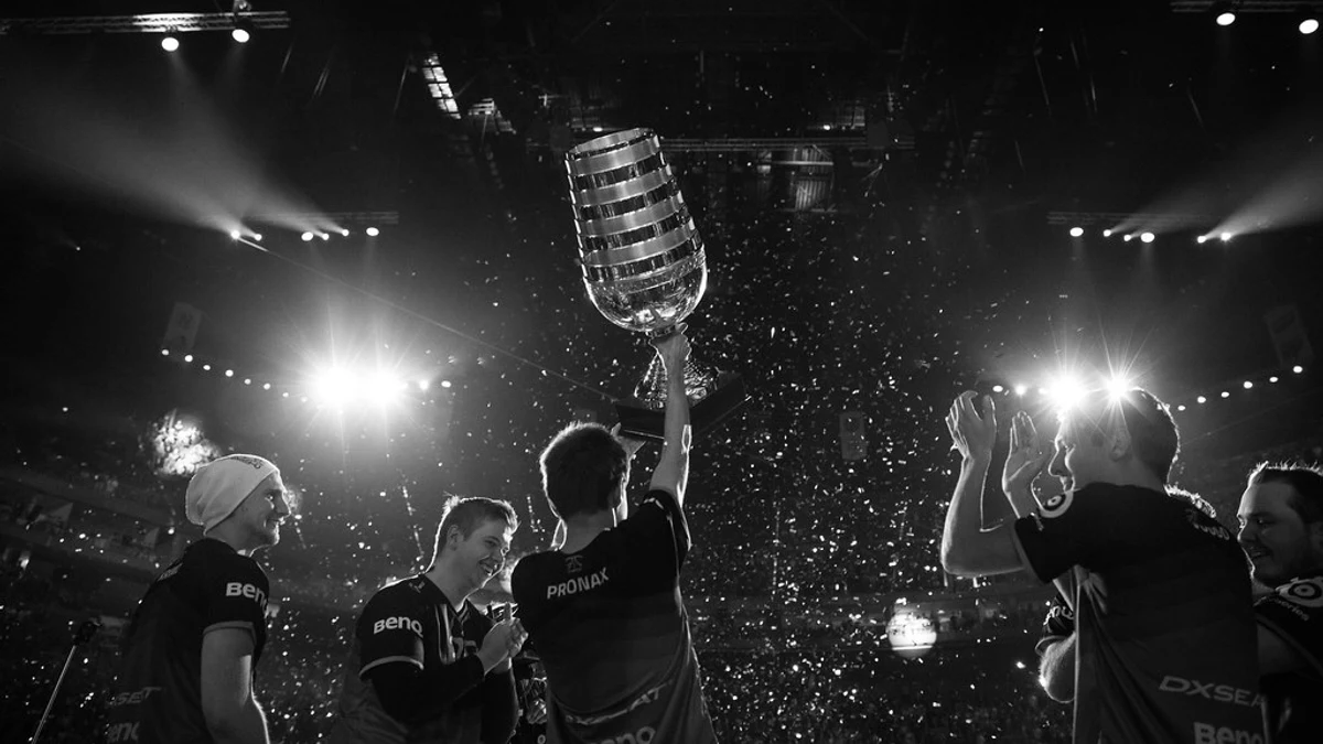 Fnatic поднимают кубок ESL One Cologne 2015 на арене LANXESS